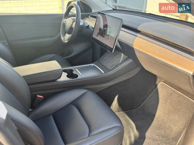 Серый Тесла Model Y, объемом двигателя 0 л и пробегом 65 тыс. км за 29500 $, фото 6 на Automoto.ua