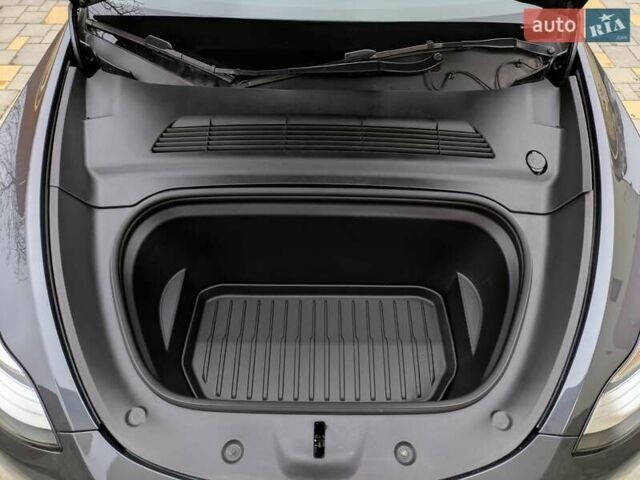Серый Тесла Model Y, объемом двигателя 0 л и пробегом 27 тыс. км за 25900 $, фото 18 на Automoto.ua