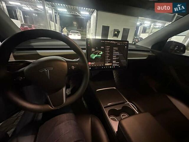 Серый Тесла Model Y, объемом двигателя 0 л и пробегом 64 тыс. км за 28999 $, фото 4 на Automoto.ua