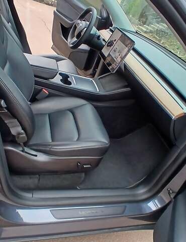 Серый Тесла Model Y, объемом двигателя 0 л и пробегом 65 тыс. км за 25700 $, фото 17 на Automoto.ua
