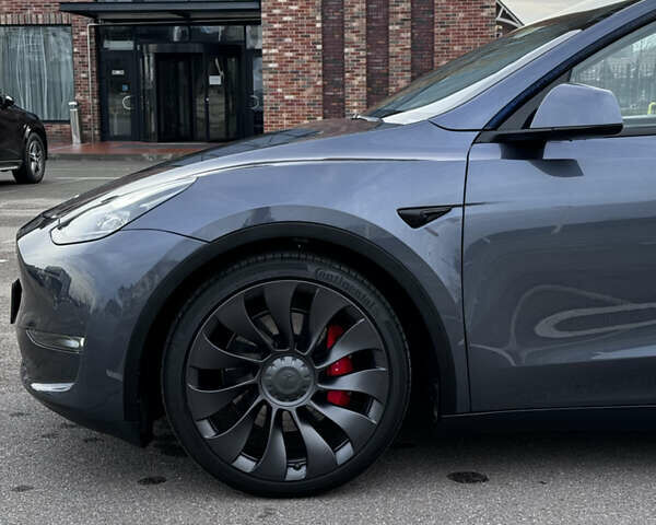 Серый Тесла Model Y, объемом двигателя 0 л и пробегом 26 тыс. км за 28900 $, фото 3 на Automoto.ua