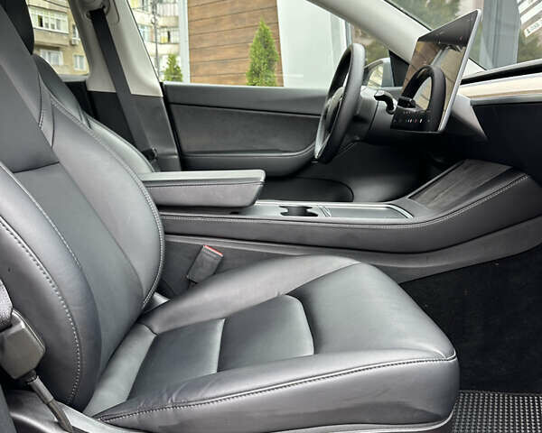 Серый Тесла Model Y, объемом двигателя 0 л и пробегом 37 тыс. км за 25000 $, фото 13 на Automoto.ua