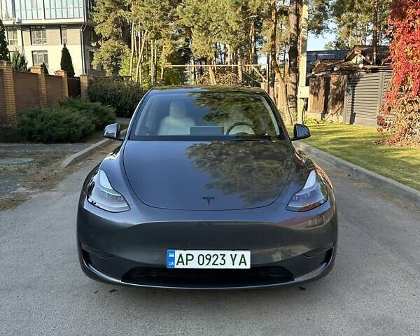 Серый Тесла Model Y, объемом двигателя 0 л и пробегом 28 тыс. км за 32999 $, фото 2 на Automoto.ua