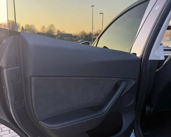 Серый Тесла Model Y, объемом двигателя 0 л и пробегом 37 тыс. км за 30000 $, фото 15 на Automoto.ua