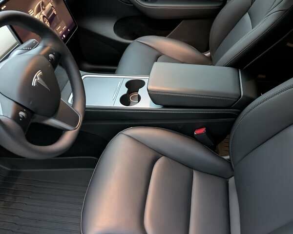Серый Тесла Model Y, объемом двигателя 0 л и пробегом 27 тыс. км за 25900 $, фото 13 на Automoto.ua