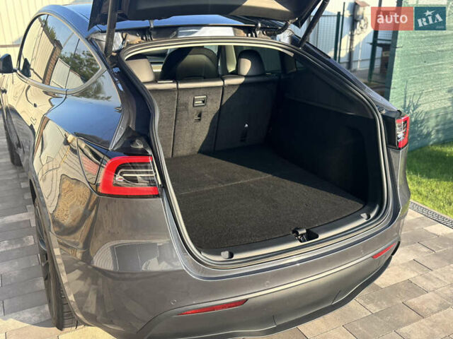 Серый Тесла Model Y, объемом двигателя 0 л и пробегом 65 тыс. км за 29500 $, фото 4 на Automoto.ua