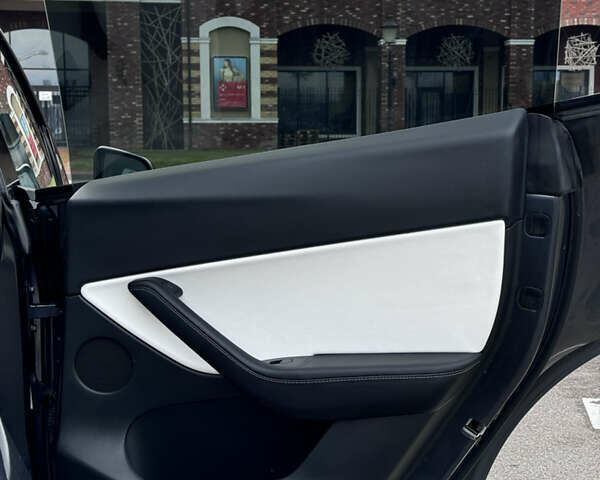 Серый Тесла Model Y, объемом двигателя 0 л и пробегом 26 тыс. км за 28900 $, фото 43 на Automoto.ua