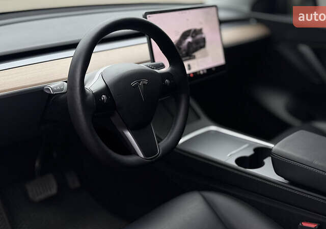 Серый Тесла Model Y, объемом двигателя 0 л и пробегом 130 тыс. км за 25999 $, фото 7 на Automoto.ua