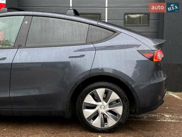 Серый Тесла Model Y, объемом двигателя 0 л и пробегом 61 тыс. км за 30999 $, фото 6 на Automoto.ua