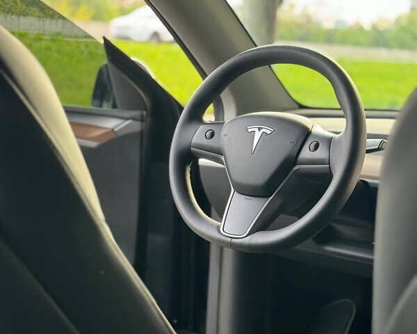 Серый Тесла Model Y, объемом двигателя 0 л и пробегом 12 тыс. км за 38000 $, фото 1 на Automoto.ua