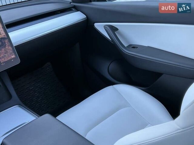Серый Тесла Model Y, объемом двигателя 0 л и пробегом 25 тыс. км за 27000 $, фото 56 на Automoto.ua