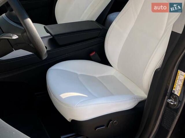 Серый Тесла Model Y, объемом двигателя 0 л и пробегом 32 тыс. км за 31999 $, фото 12 на Automoto.ua