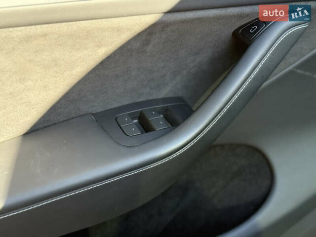 Серый Тесла Model Y, объемом двигателя 0 л и пробегом 46 тыс. км за 27200 $, фото 14 на Automoto.ua