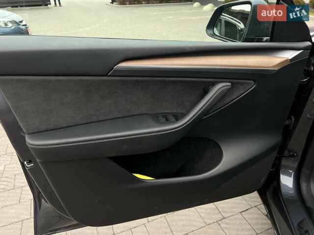 Серый Тесла Model Y, объемом двигателя 0 л и пробегом 52 тыс. км за 27499 $, фото 17 на Automoto.ua