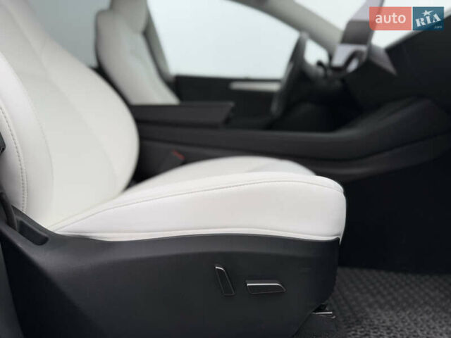 Серый Тесла Model Y, объемом двигателя 0 л и пробегом 27 тыс. км за 29500 $, фото 21 на Automoto.ua