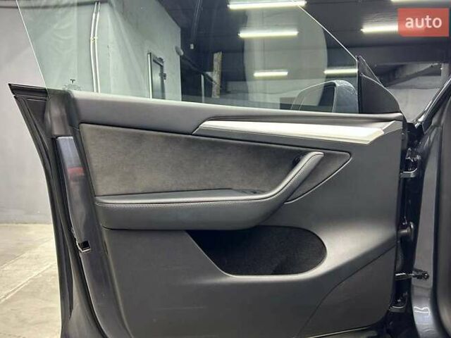 Серый Тесла Model Y, объемом двигателя 0 л и пробегом 27 тыс. км за 31000 $, фото 6 на Automoto.ua