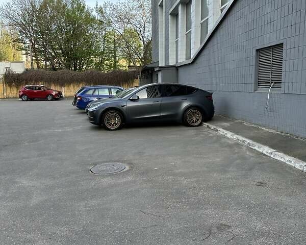 Серый Тесла Model Y, объемом двигателя 0 л и пробегом 12 тыс. км за 31800 $, фото 1 на Automoto.ua