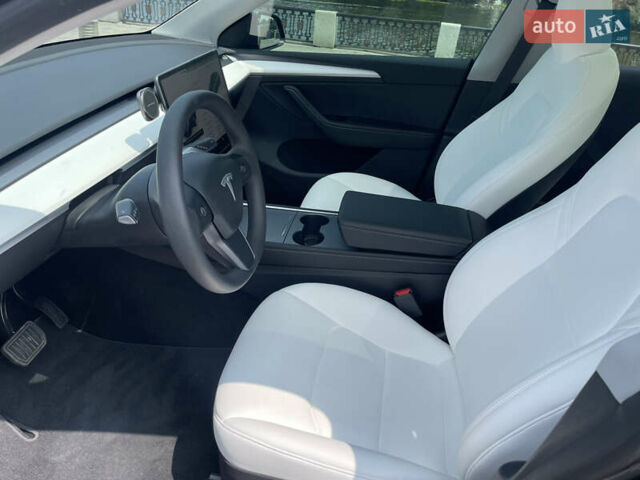 Серый Тесла Model Y, объемом двигателя 0 л и пробегом 24 тыс. км за 30500 $, фото 4 на Automoto.ua