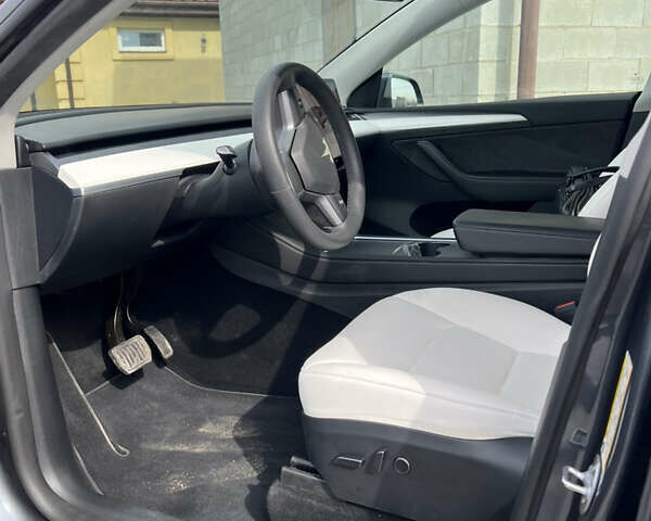 Серый Тесла Model Y, объемом двигателя 0 л и пробегом 25 тыс. км за 29000 $, фото 17 на Automoto.ua