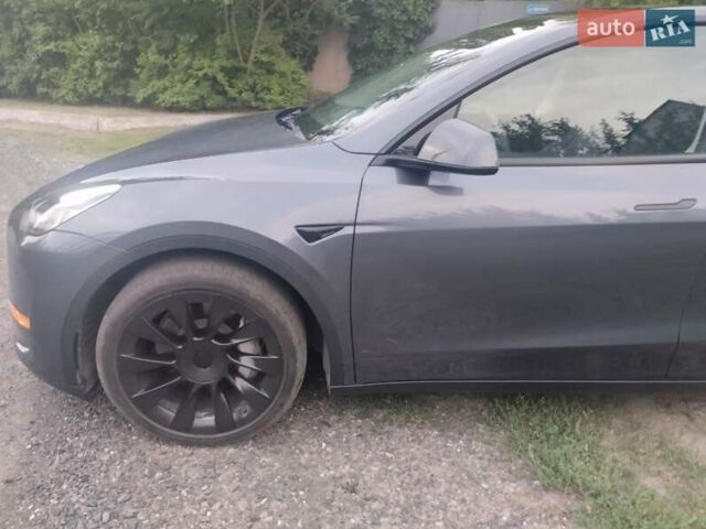 Серый Тесла Model Y, объемом двигателя 0 л и пробегом 25 тыс. км за 28000 $, фото 2 на Automoto.ua