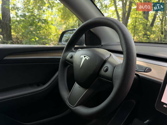 Серый Тесла Model Y, объемом двигателя 0 л и пробегом 32 тыс. км за 24900 $, фото 16 на Automoto.ua