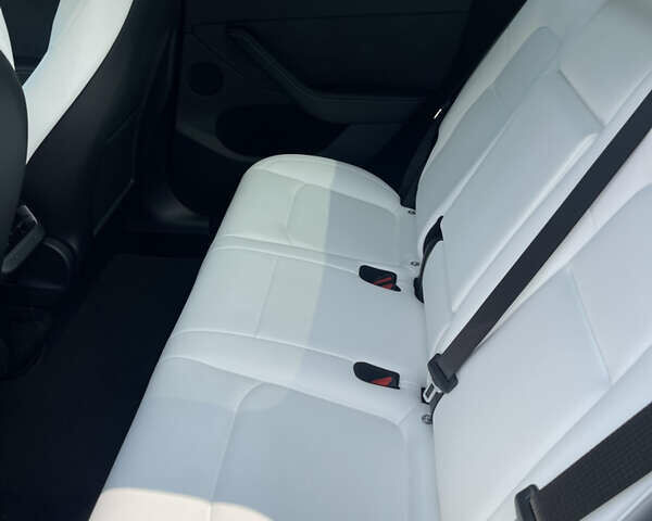 Серый Тесла Model Y, объемом двигателя 0 л и пробегом 24 тыс. км за 30500 $, фото 5 на Automoto.ua