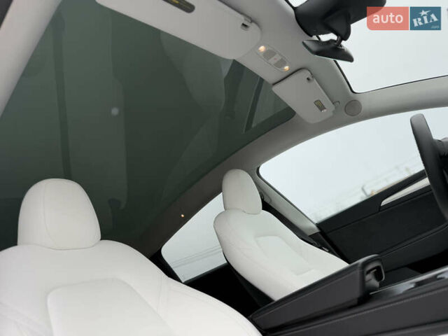 Серый Тесла Model Y, объемом двигателя 0 л и пробегом 27 тыс. км за 29500 $, фото 22 на Automoto.ua