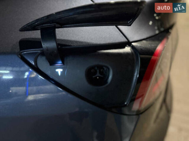Серый Тесла Model Y, объемом двигателя 0 л и пробегом 72 тыс. км за 29999 $, фото 4 на Automoto.ua