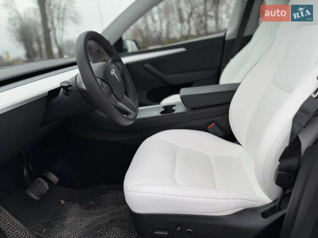Серый Тесла Model Y, объемом двигателя 0 л и пробегом 27 тыс. км за 29500 $, фото 19 на Automoto.ua