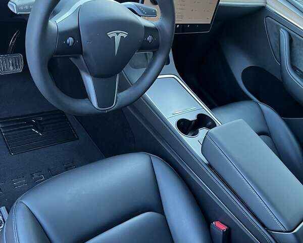 Серый Тесла Model Y, объемом двигателя 0 л и пробегом 2 тыс. км за 32500 $, фото 8 на Automoto.ua
