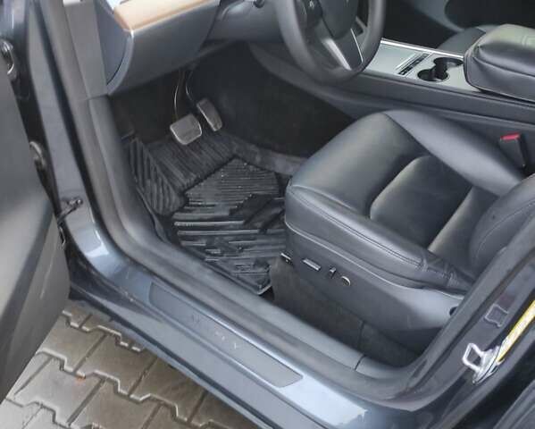 Серый Тесла Model Y, объемом двигателя 0 л и пробегом 25 тыс. км за 27500 $, фото 8 на Automoto.ua