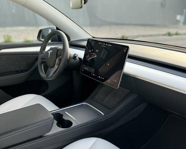 Серый Тесла Model Y, объемом двигателя 0 л и пробегом 22 тыс. км за 28999 $, фото 10 на Automoto.ua