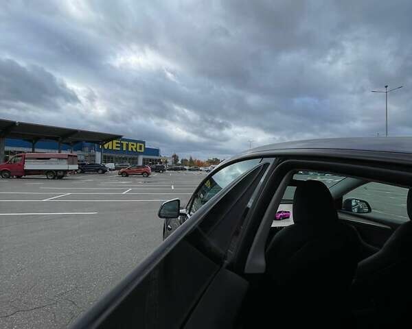 Серый Тесла Model Y, объемом двигателя 0 л и пробегом 51 тыс. км за 28900 $, фото 14 на Automoto.ua