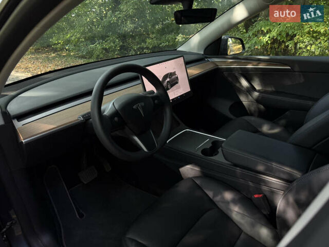 Серый Тесла Model Y, объемом двигателя 0 л и пробегом 32 тыс. км за 24900 $, фото 17 на Automoto.ua