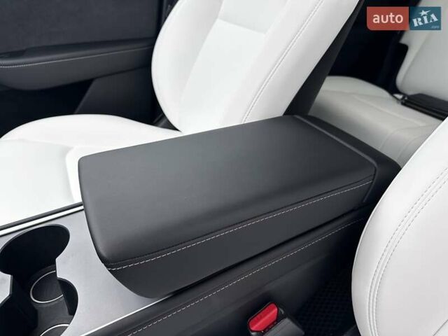 Серый Тесла Model Y, объемом двигателя 0 л и пробегом 24 тыс. км за 28399 $, фото 19 на Automoto.ua