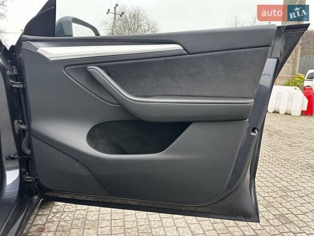 Серый Тесла Model Y, объемом двигателя 0 л и пробегом 24 тыс. км за 28399 $, фото 26 на Automoto.ua