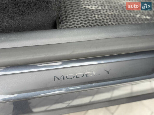 Серый Тесла Model Y, объемом двигателя 0 л и пробегом 27 тыс. км за 29500 $, фото 20 на Automoto.ua
