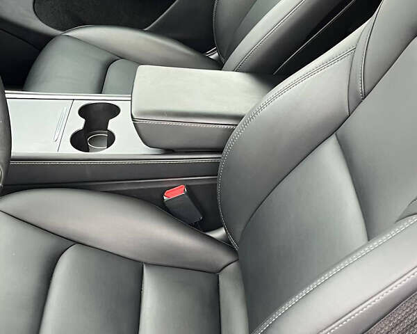 Серый Тесла Model Y, объемом двигателя 0 л и пробегом 20 тыс. км за 25500 $, фото 19 на Automoto.ua