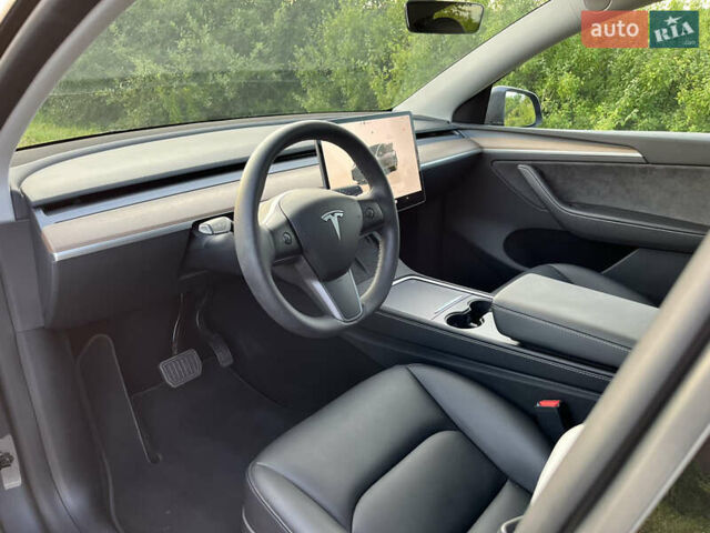 Серый Тесла Model Y, объемом двигателя 0 л и пробегом 27 тыс. км за 28900 $, фото 11 на Automoto.ua