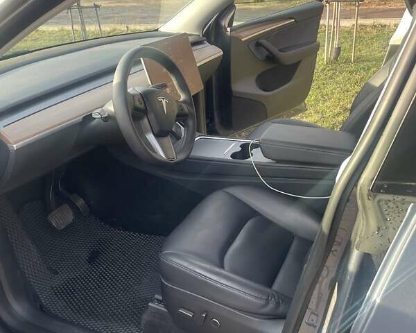 Серый Тесла Model Y, объемом двигателя 0 л и пробегом 42 тыс. км за 25990 $, фото 7 на Automoto.ua