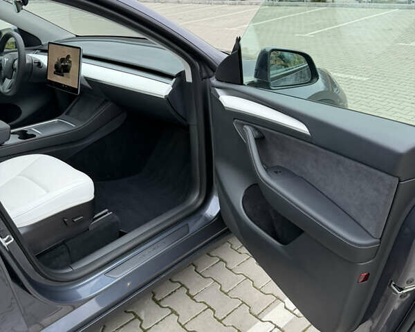 Серый Тесла Model Y, объемом двигателя 0 л и пробегом 64 тыс. км за 27300 $, фото 22 на Automoto.ua