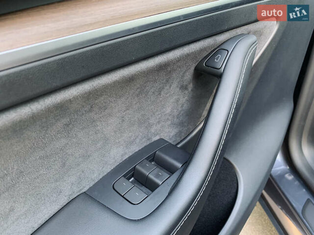 Серый Тесла Model Y, объемом двигателя 0 л и пробегом 47 тыс. км за 28028 $, фото 22 на Automoto.ua