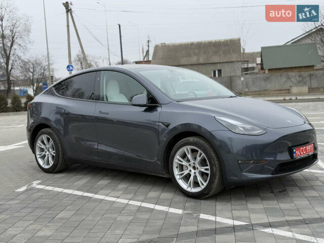 Серый Тесла Model Y, объемом двигателя 0 л и пробегом 27 тыс. км за 29500 $, фото 4 на Automoto.ua