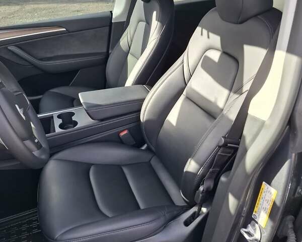Сірий Тесла Model Y, об'ємом двигуна 0 л та пробігом 37 тис. км за 27500 $, фото 5 на Automoto.ua