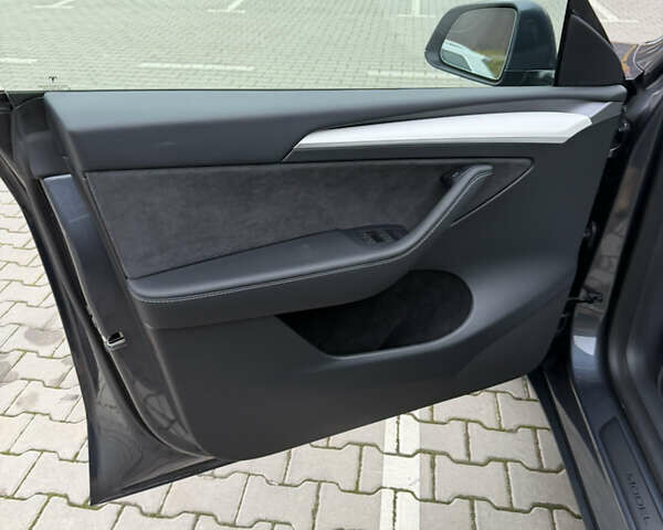 Серый Тесла Model Y, объемом двигателя 0 л и пробегом 64 тыс. км за 27300 $, фото 16 на Automoto.ua