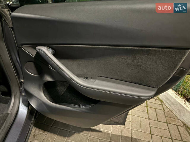 Серый Тесла Model Y, объемом двигателя 0 л и пробегом 72 тыс. км за 29999 $, фото 6 на Automoto.ua