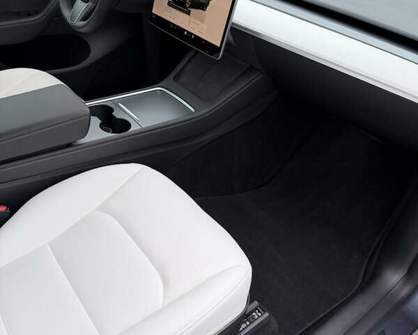 Серый Тесла Model Y, объемом двигателя 0 л и пробегом 64 тыс. км за 27300 $, фото 20 на Automoto.ua