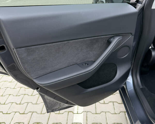 Серый Тесла Model Y, объемом двигателя 0 л и пробегом 64 тыс. км за 27300 $, фото 17 на Automoto.ua