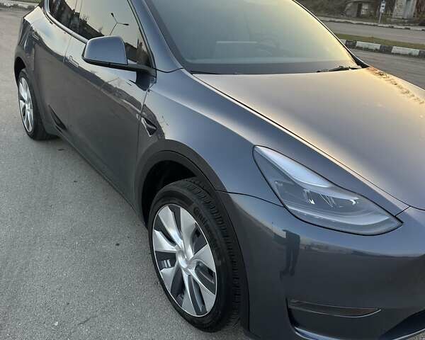 Серый Тесла Model Y, объемом двигателя 0 л и пробегом 65 тыс. км за 26300 $, фото 1 на Automoto.ua