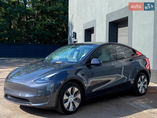 Серый Тесла Model Y, объемом двигателя 0 л и пробегом 32 тыс. км за 31999 $, фото 3 на Automoto.ua